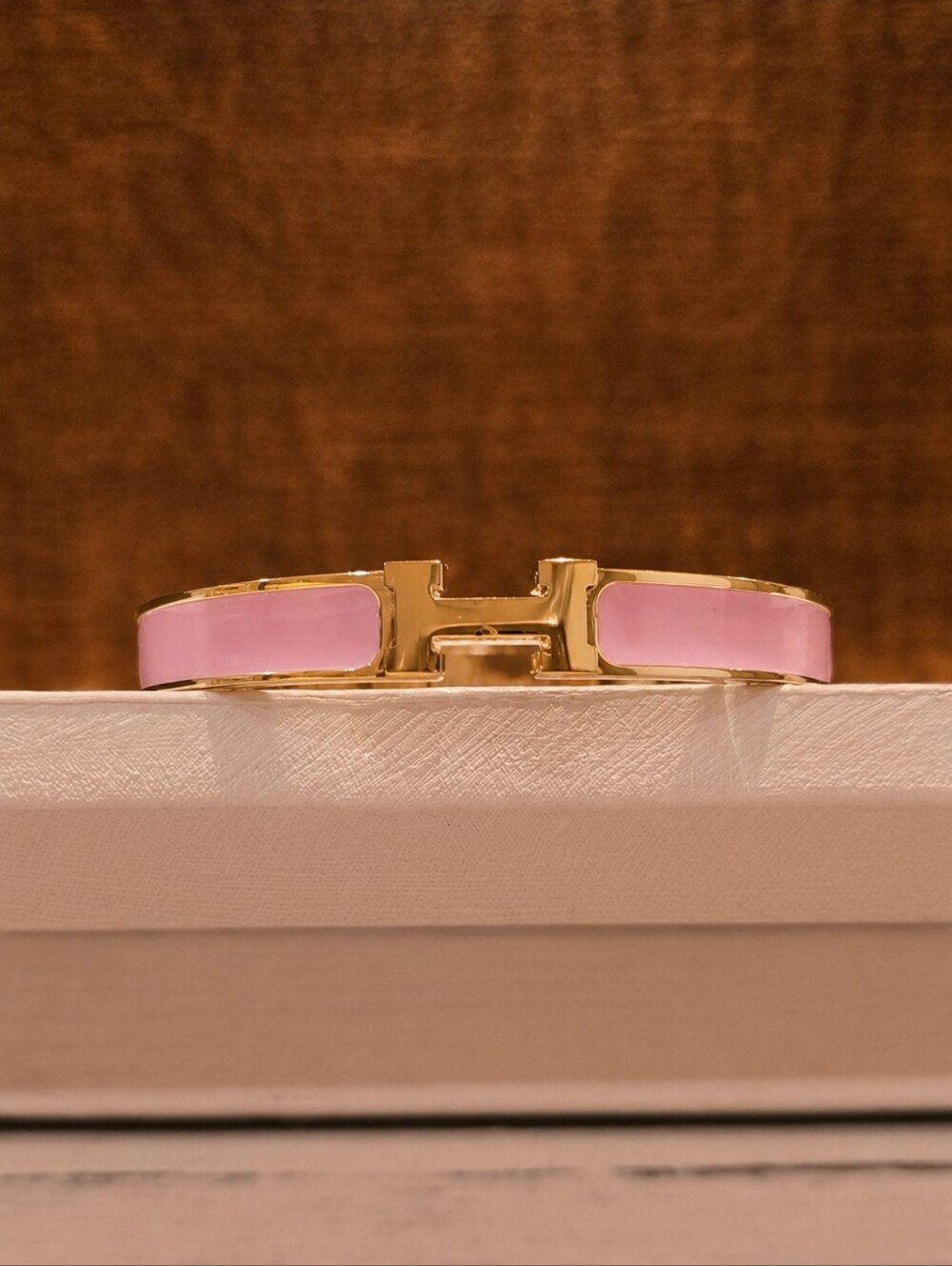 Elegant Pink And Gold Tone Bracelet With H Logo - Picture 4 of 5